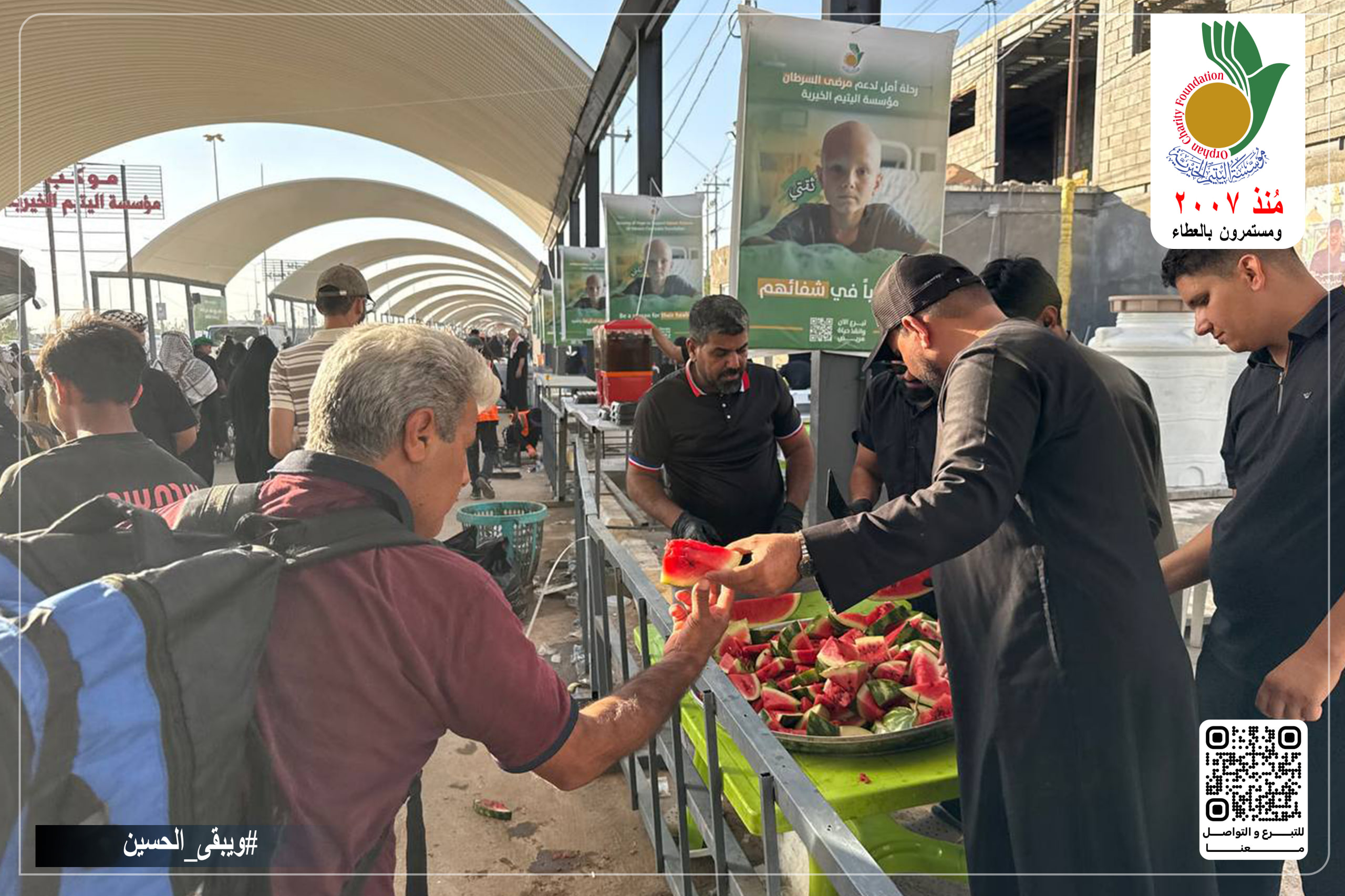 توزيع العصائر والمرطبات على الزائرين